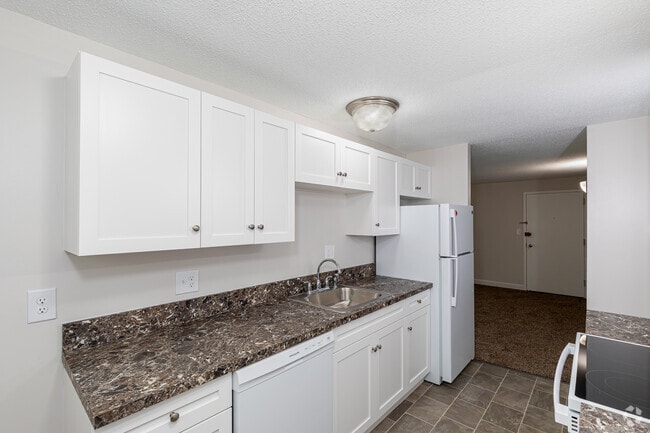 11 habitaciones, 1 baño (630 pies cuadrados) - Comedor/Cocina - Robert Treat - All Utilities Included