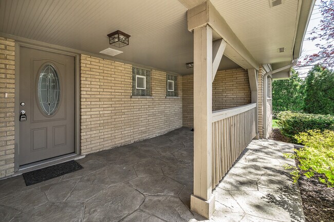 Building Photo - 116 E Brittany Dr