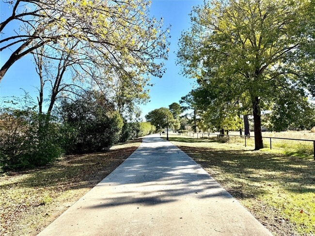 Building Photo - 1631 S Persimmon St