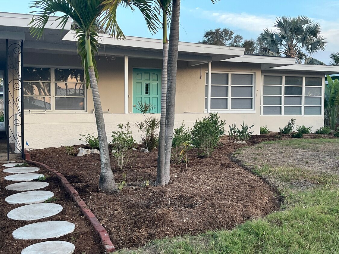 Foto principal - 2433 Baywood Dr W