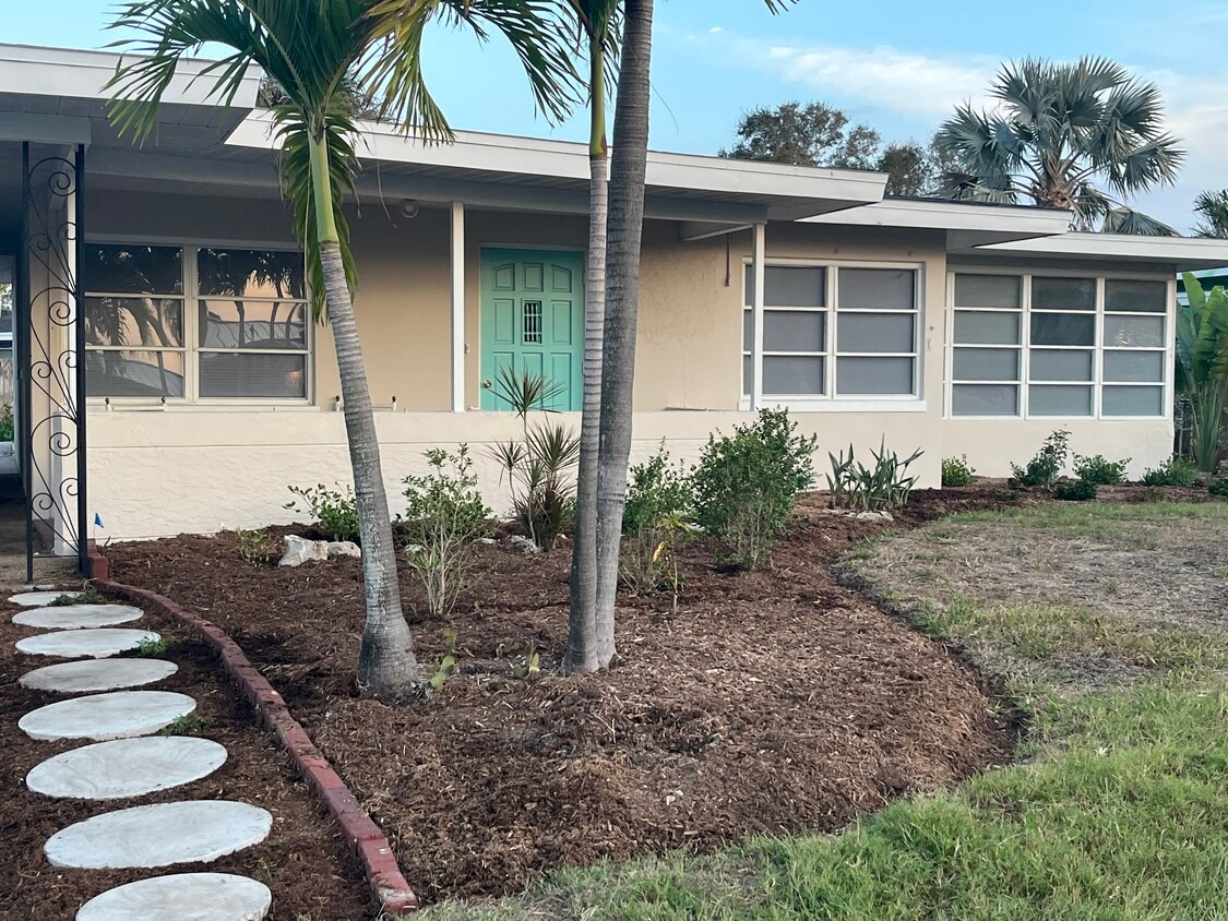 Primary Photo - 2433 Baywood Dr W