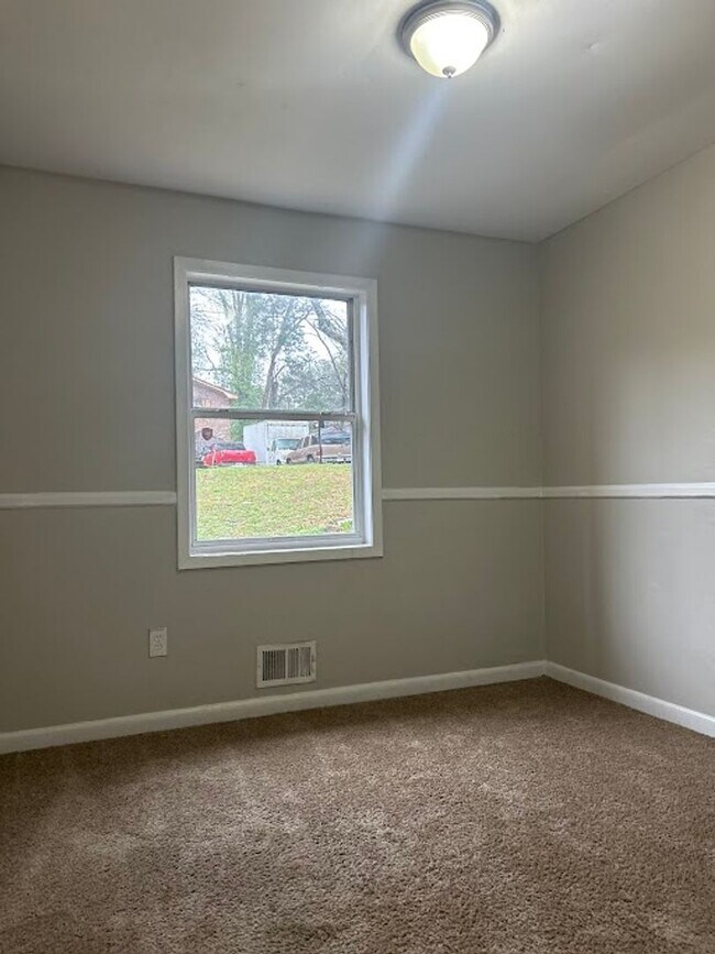 Foto del edificio - 4 bed and 1.5 bath in Decatur!