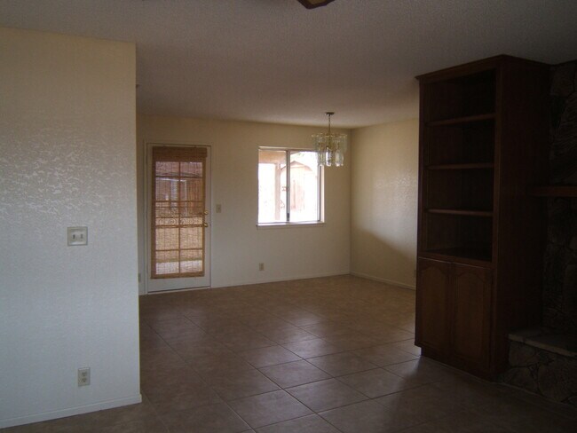 Building Photo - 3 BEDROOM, 2 BATH APPLE VALLEY HOME IN QUI...