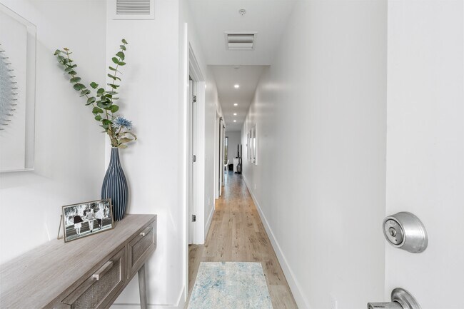 Building Photo - 1709 N Tamiami Trail