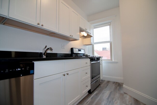Foto del edificio - Renovated 2BR apartment with balcony, heat inc. on Brookilne/Allston line!