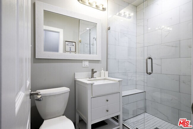 Foto del edificio - 1559 1/2 S Harvard Blvd