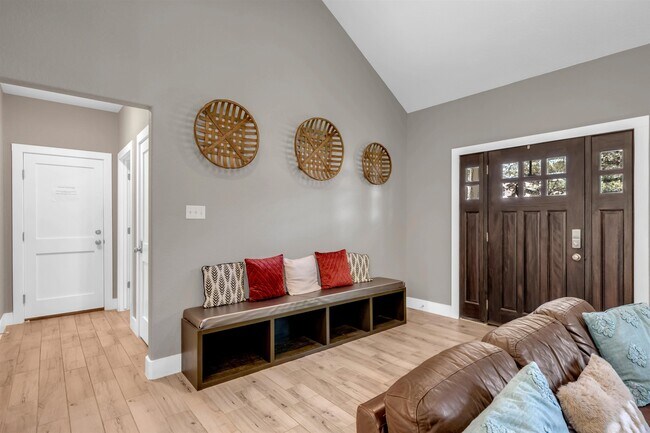 Building Photo - 113 Winding Oak Dr