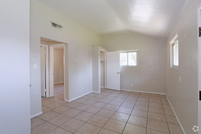 2HAB, 1BA - 800 ft² - Neville Apartments