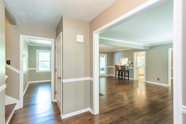 Building Photo - 2850 Whitby Dr