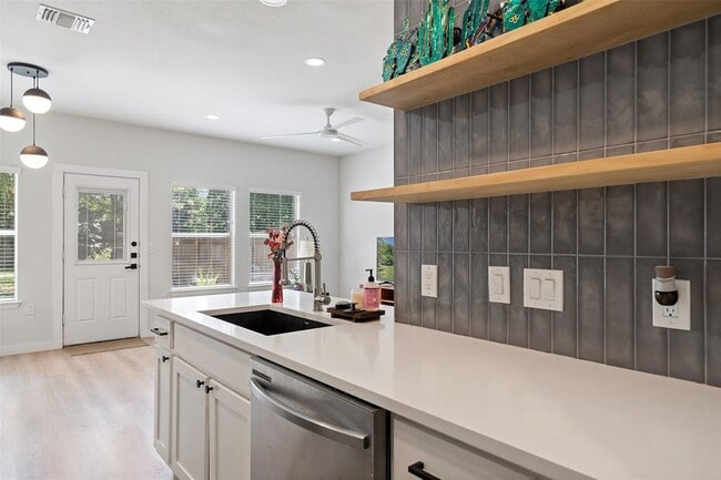 Building Photo - 3413 Blumie St