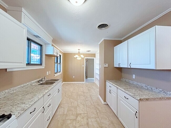 Building Photo - 3 Bedroom House with Large Yard
