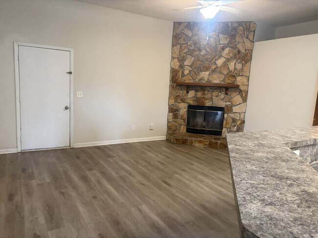 Foto del edificio - 7242 Longhorn Cir S