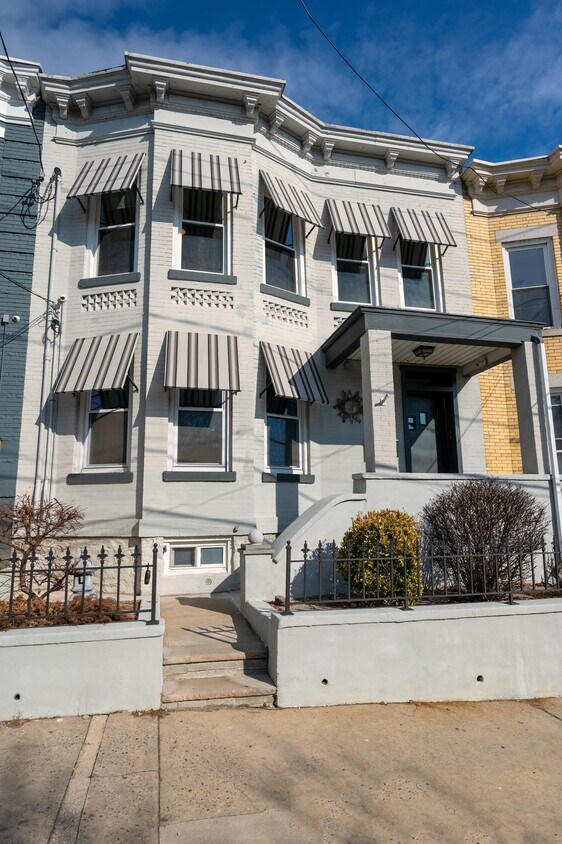 307 Henry St Unit Apt 2, Fairview, NJ 07022 Condo for Rent in Fairview, NJ