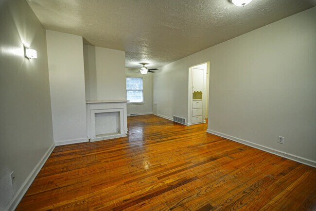 Building Photo - 1218 N Crestway St