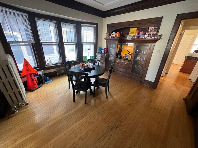 Foto del edificio - 2937 N Frederick Ave