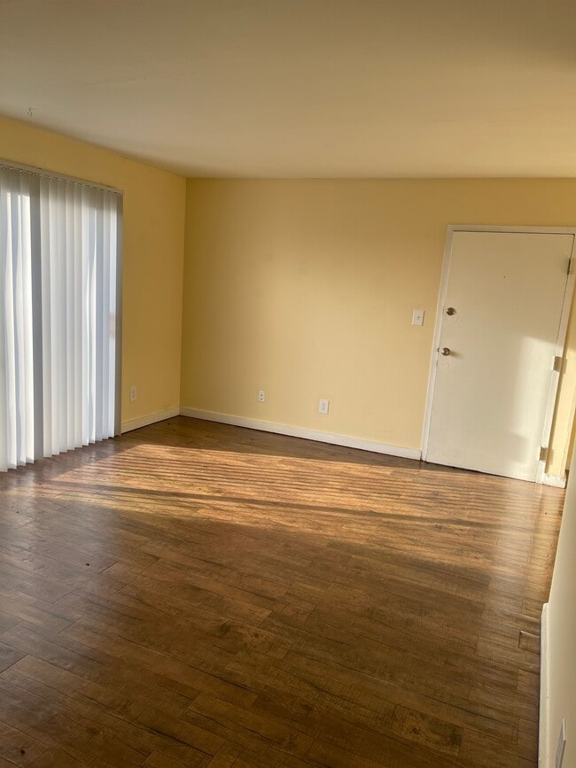 Building Photo - 1513 Hobson Dr