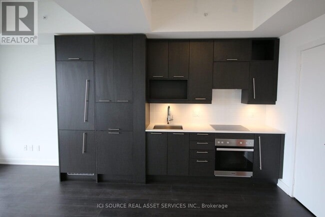 Building Photo - 199 Richmond St W