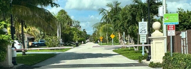 Foto del edificio - 2020 Coral Reef Dr