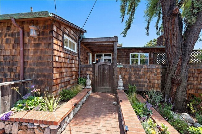 Building Photo - Woods Cove Beach House