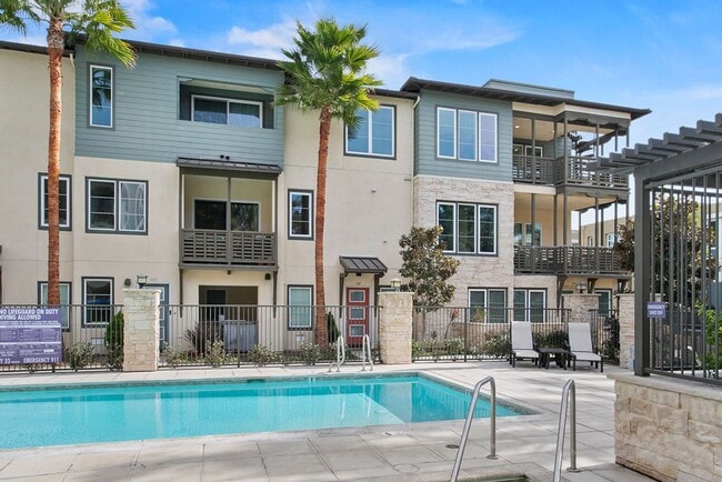 Building Photo - Luxurious Furnished Poolside Penthouse With Ocean Views!