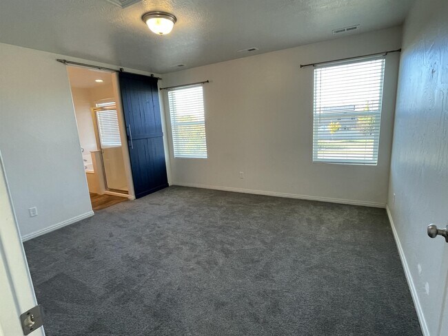 Building Photo - 1011 Stonehaven Dr