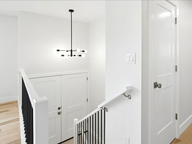Foto del edificio - BOUNTIFUL New Remodeled 4 bed 3 bath home