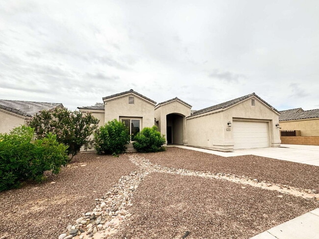 Building Photo - Well-Maintained and Updated 3-Bedroom + De...