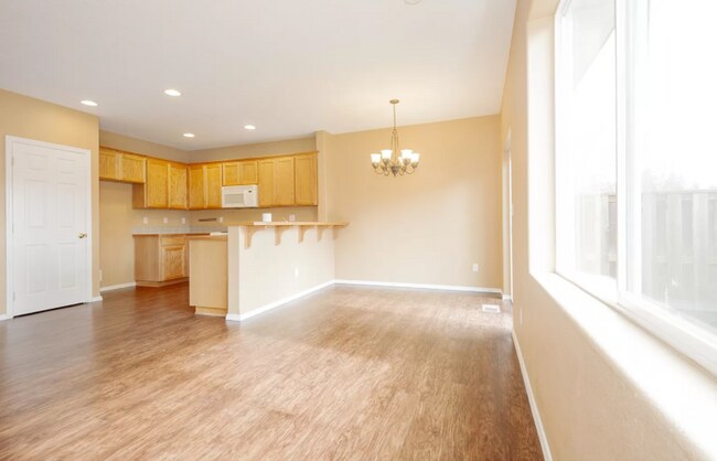 Foto del edificio - Charming 3 BD* 2.5 BA* Townhome Located In...