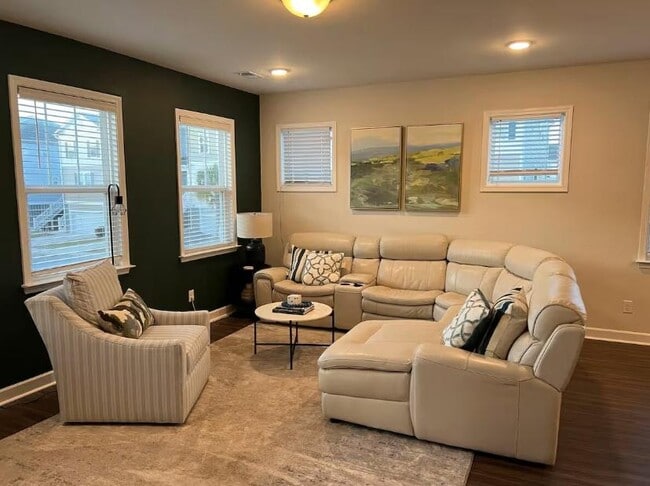 Building Photo - 301 Lanyard St