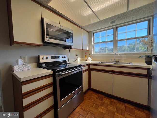 Building Photo - 12100 Greenway Ct