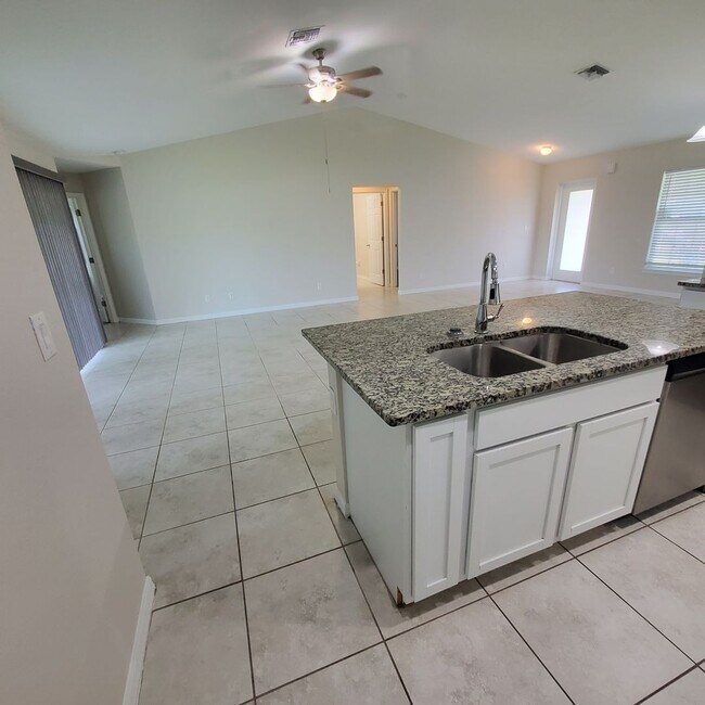Building Photo - Charming 3-Bedroom Rental Home in Serene N...