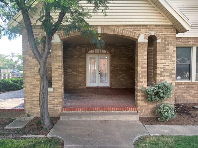 Foto del edificio - A Broadway Classic, Just Down the Street from Texas Tech!