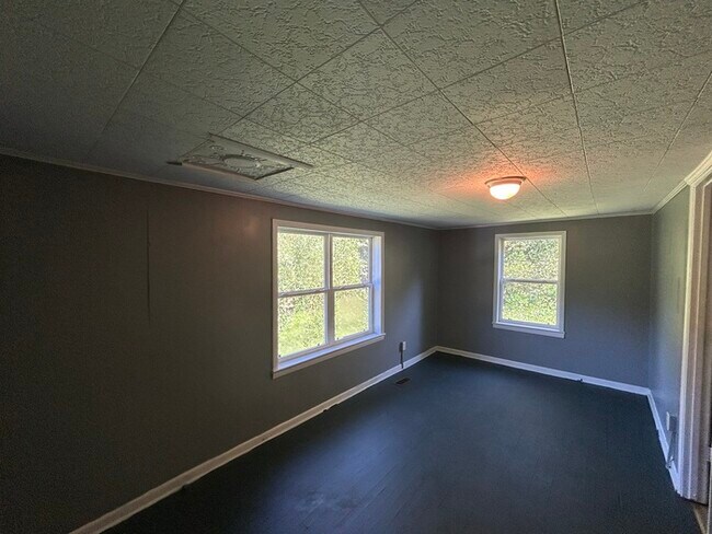 Foto del edificio - Beautifully Renovated 3-Bedroom Home with Expansive Yard and Private Deck in Graysville