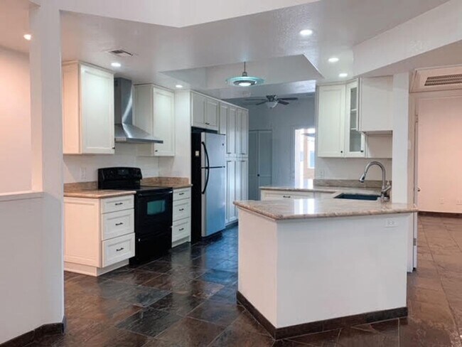 Building Photo - Renaissance Park Condo - Updated Penthouse...