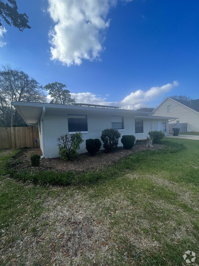 Bayshore Park Apartments for Rent with a Swimming Pool Fort Walton