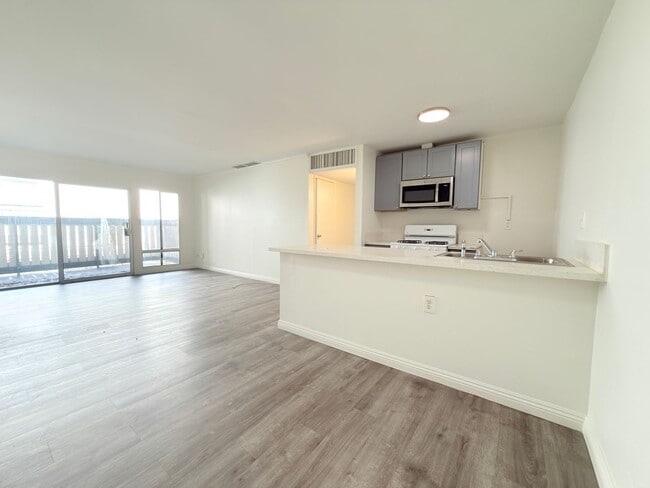 Foto del edificio - Updated 2Bed/ 2Bath in Canoga Park