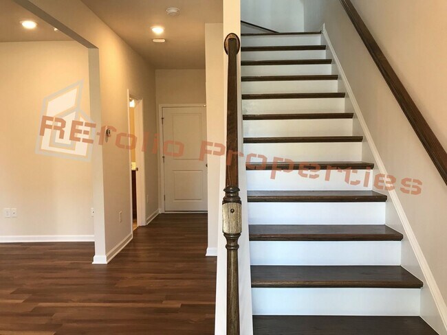 Building Photo - Luxury 3 Story 4 Bedroom, 3.5 Bath Townhom...