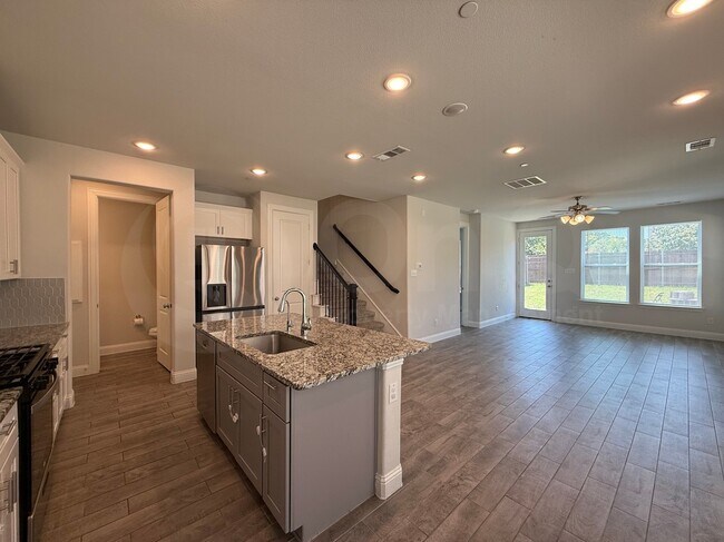 Building Photo - 588 Hutchinson Ln
