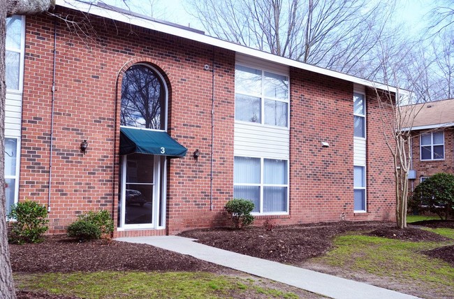 Entrada del edificio - Olde Jamestowne Apartments