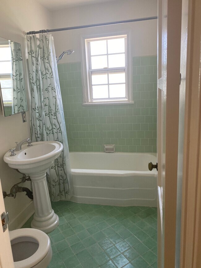 baño - 2443 Arizona Ave