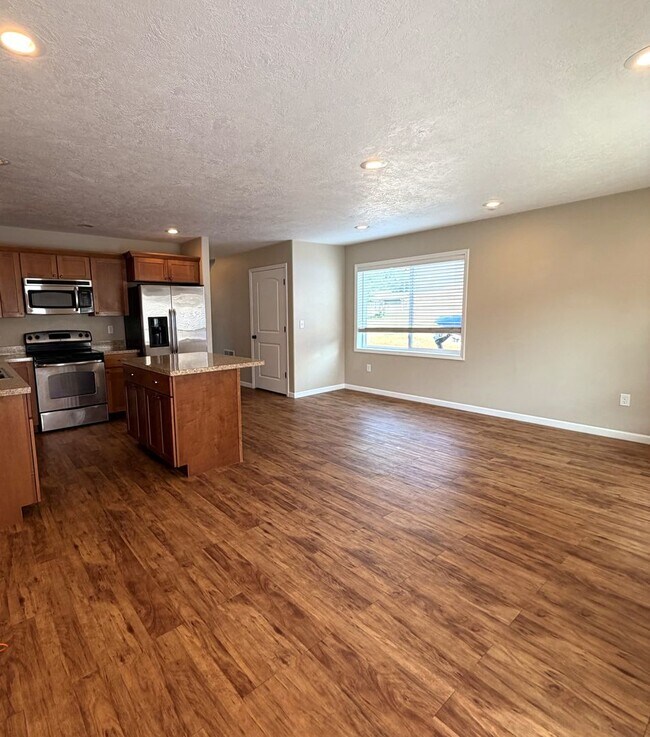 Building Photo - Spacious 3 Bedroom, 3 Full Bathroom Townhouse!!