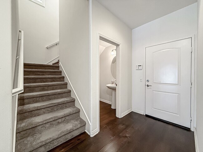 Foto del edificio - 3 bed, 2 1/2 bath townhome in sought-after Oak Terrace community