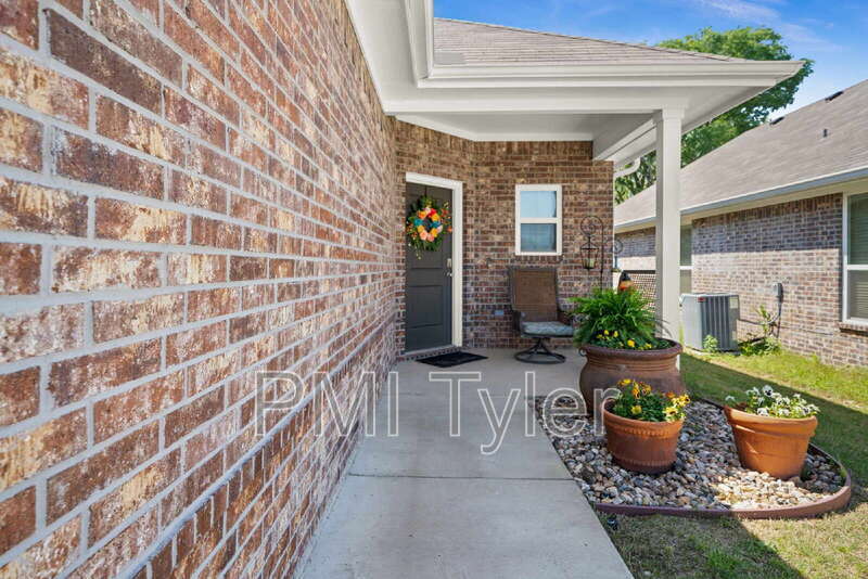 Foto principal - 134 Blue Bird Ln