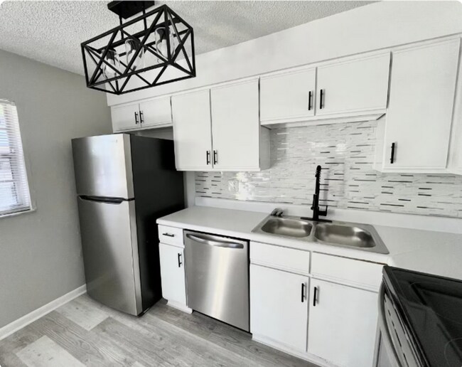 Building Photo - Beautiful, renovated apartments