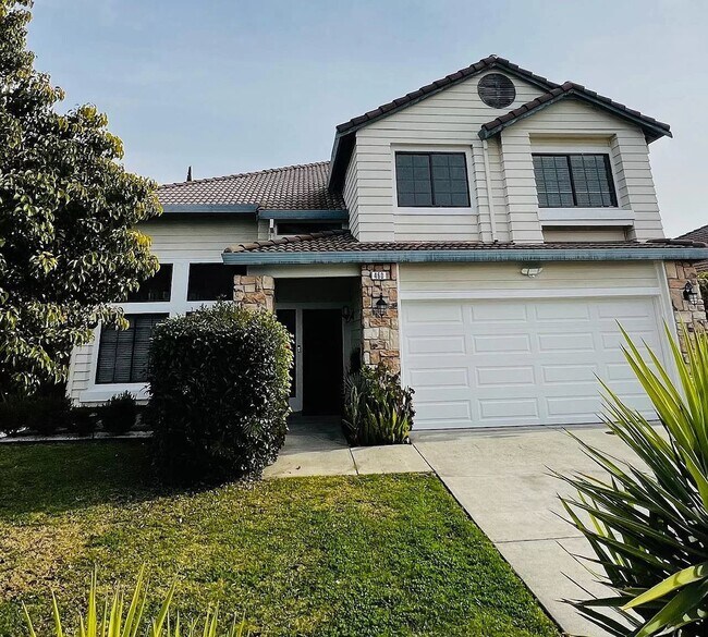 Building Photo - Beautiful home for you