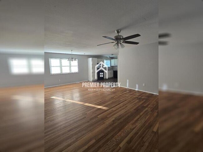 Building Photo - 2545 S Park Ln