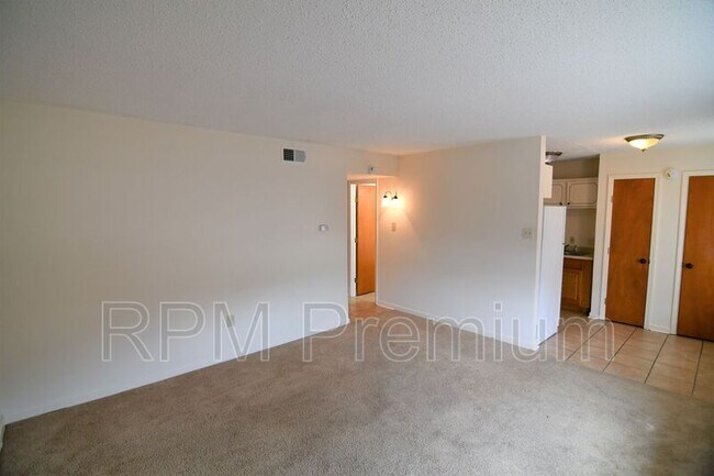 Building Photo - 9449 Hampton Way