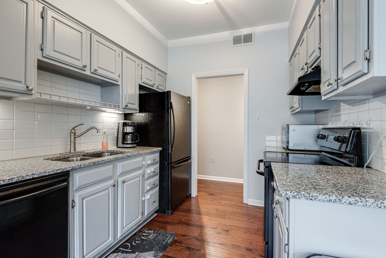 Primary Photo - One Level 3 Bed, 2 Bath Condo in Belle Meade