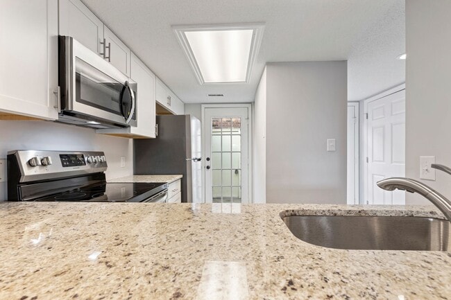 Foto del edificio - Master Suite with Balcony!!! Completely remodeled 2 level townhome close to the beaches of Surfside!