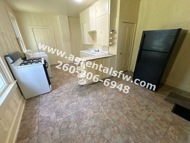 Building Photo - 3 Bedroom House